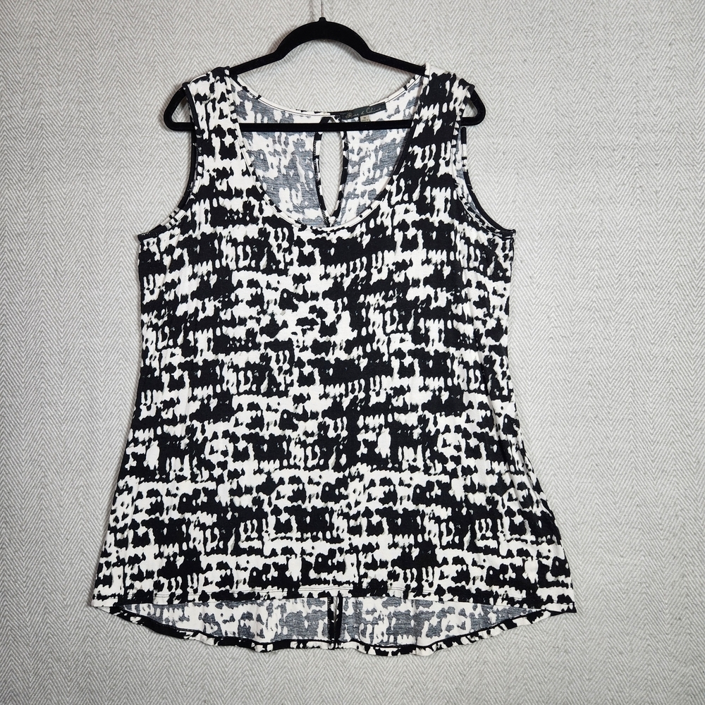 Rose & Olive Black and White Patterned Women's Sleeveless 1X Top Back Cut Out